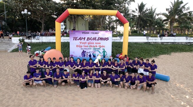 TP BANK HÀ NỘI chơi team building tại bãi biển Quy Nhơn